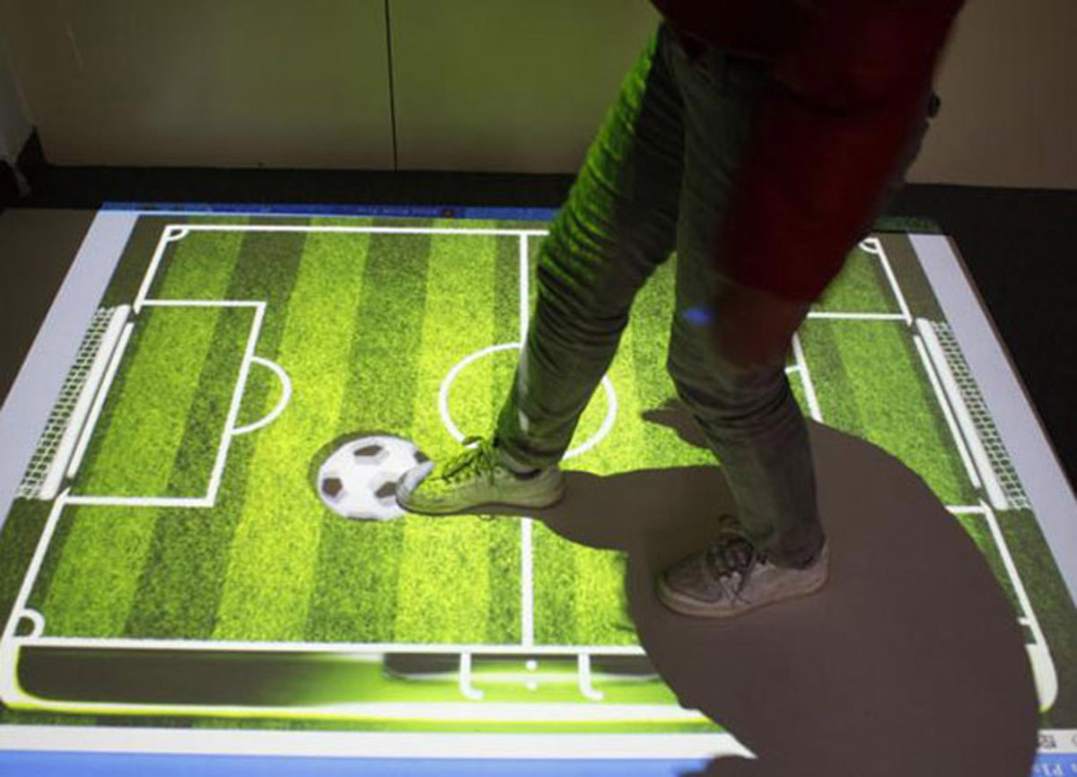 达尔罕茂明安校园安全互动足球投影