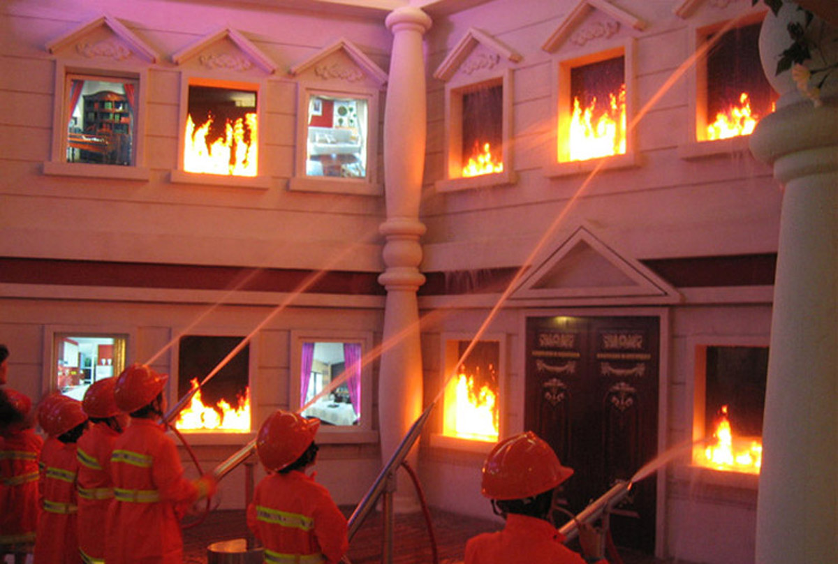 校园安全模拟灭火体验.jpg