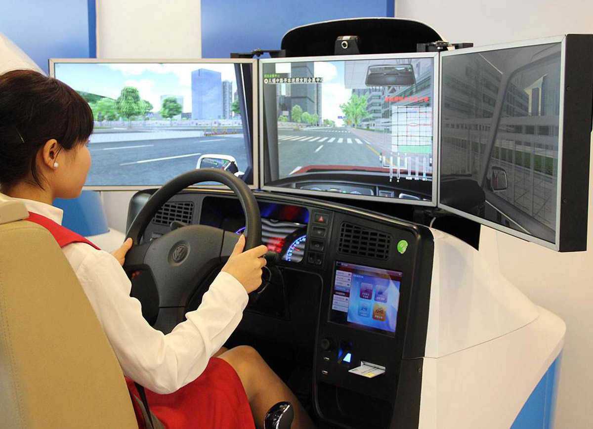 校园安全三屏汽车模拟驾驶器现场体验.jpg
