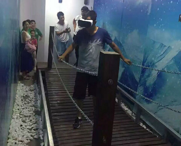 上海校园安全VR雪山吊桥